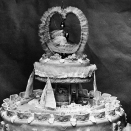 The weddingcake, decorated with horseshoes for good luck. Photo: NTB scanpix.